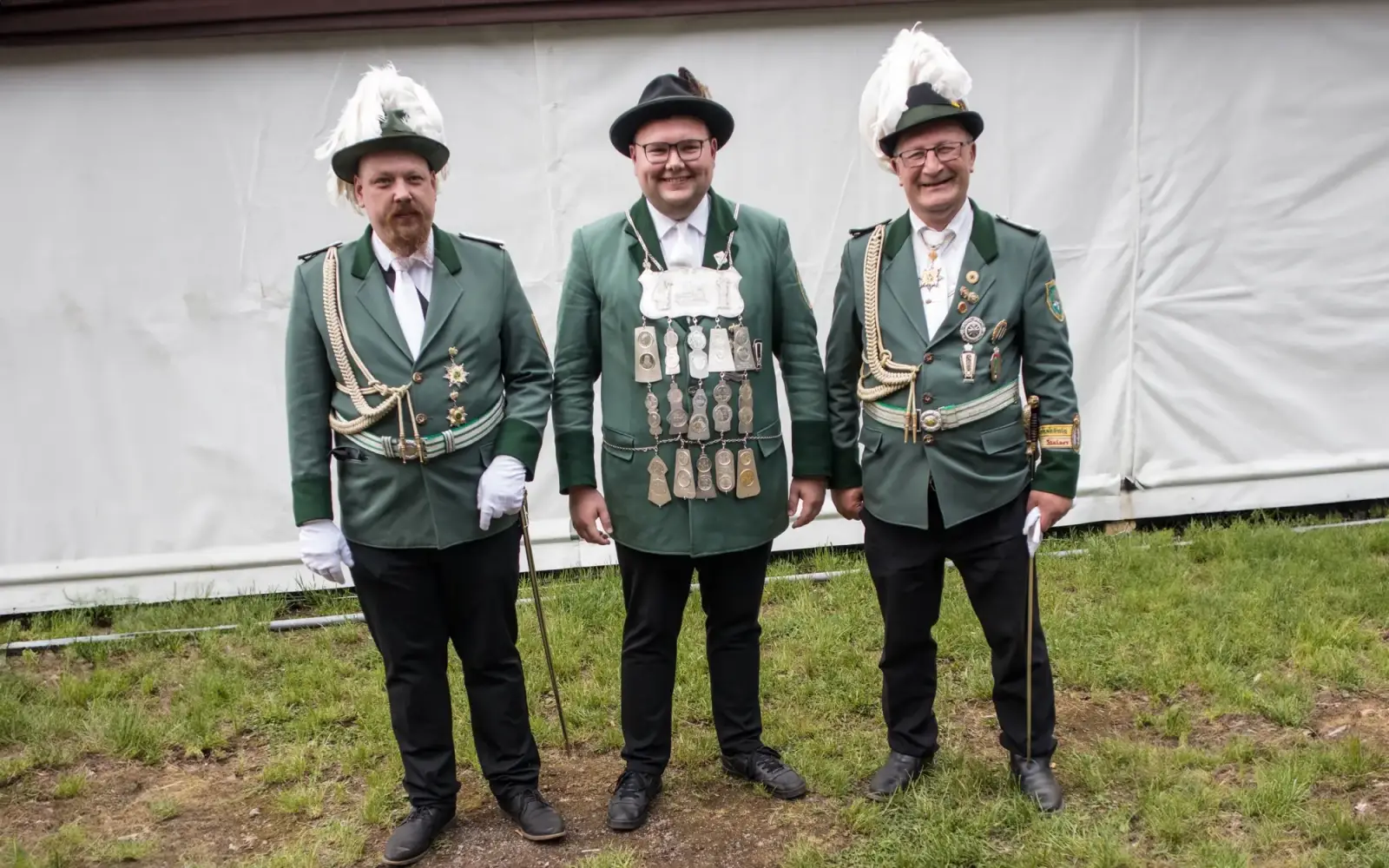 Geschmückt und voller Freude präsentiert sich der neue Schützenkönig der St. Hubertus Schützenbruderschaft von Duisburg-Großenbaum, Simon Gyssen, zusammen mit den beiden Königsadjutanten Nicolaus Cremerius (links) und Klaus Bohe (rechts). Foto: Volke