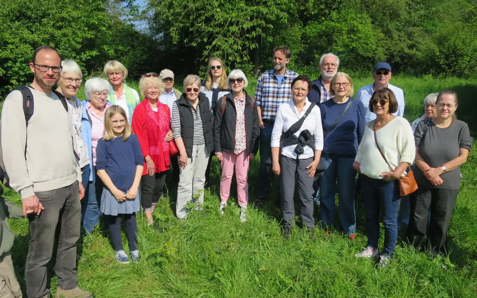 Ein Teil der Spaziergänger im Spee-Biotop: Vorne, 3.v.r. Kerstin Döhler, 1. Vorsitzende, 4.v.r. Ursula Lösch, 2. Vorsitzende des Heimat- und Bürgervereins, dahinter Karl Döhler, Leiter des Arbeitskreises Spee-Biotop, und Christian Starkloff. Foto: HS