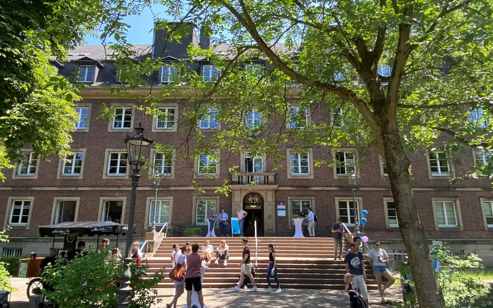 Informieren und ins Gespräch kommen am Tag der offenen Tür an der Fliedner Fachhochschule Düsseldorf-Kaiserswerth (Foto: Fliedner Fachhochschule/Martina Reimer)