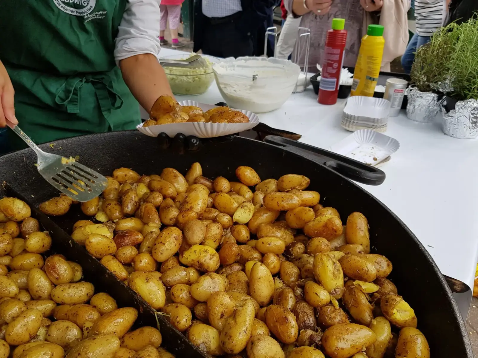 Goldbraune Kartoffelspezialitäten erwarten die Besucher des Kaiserwerther Kartoffelfests, Foto: AH