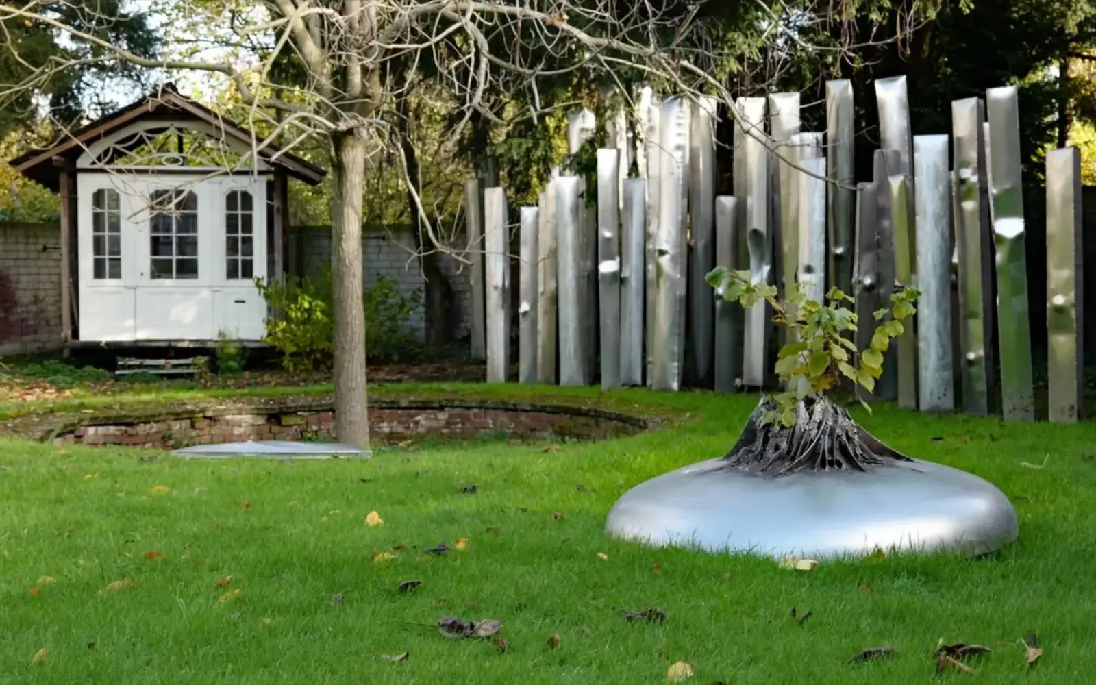 Steelhenge: Eine der beeindruckenden Stahlskulpturen von Friederich Werthmann im Skulpturengarten in Düsseldorf-Kaiserswerth.