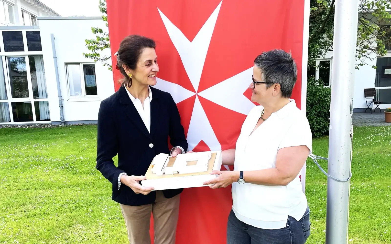 Mechthild Schulten (links) hat das Malteser Hospizzentrum St. Raphael vor 34 Jahren mit größtem Engagement und viel Innovationskraft gegründet und seitdem geleitet. Ihre Nachfolgerin ist Katja Arens. Foto: Malteser