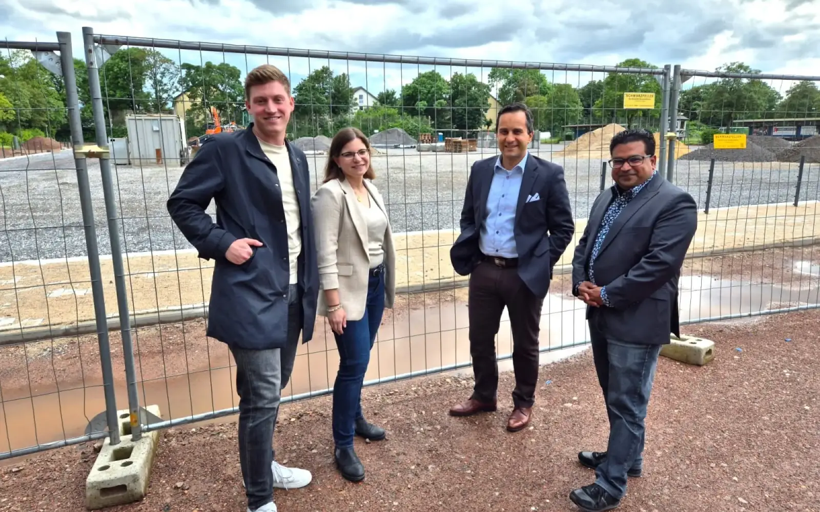 Schauten sich die GSG-Baustelle an (von links): Jannik Neuhaus, Jacqueline Dederichs, Mahmut Özdemir und Daniel Rosenbach. Foto: privat