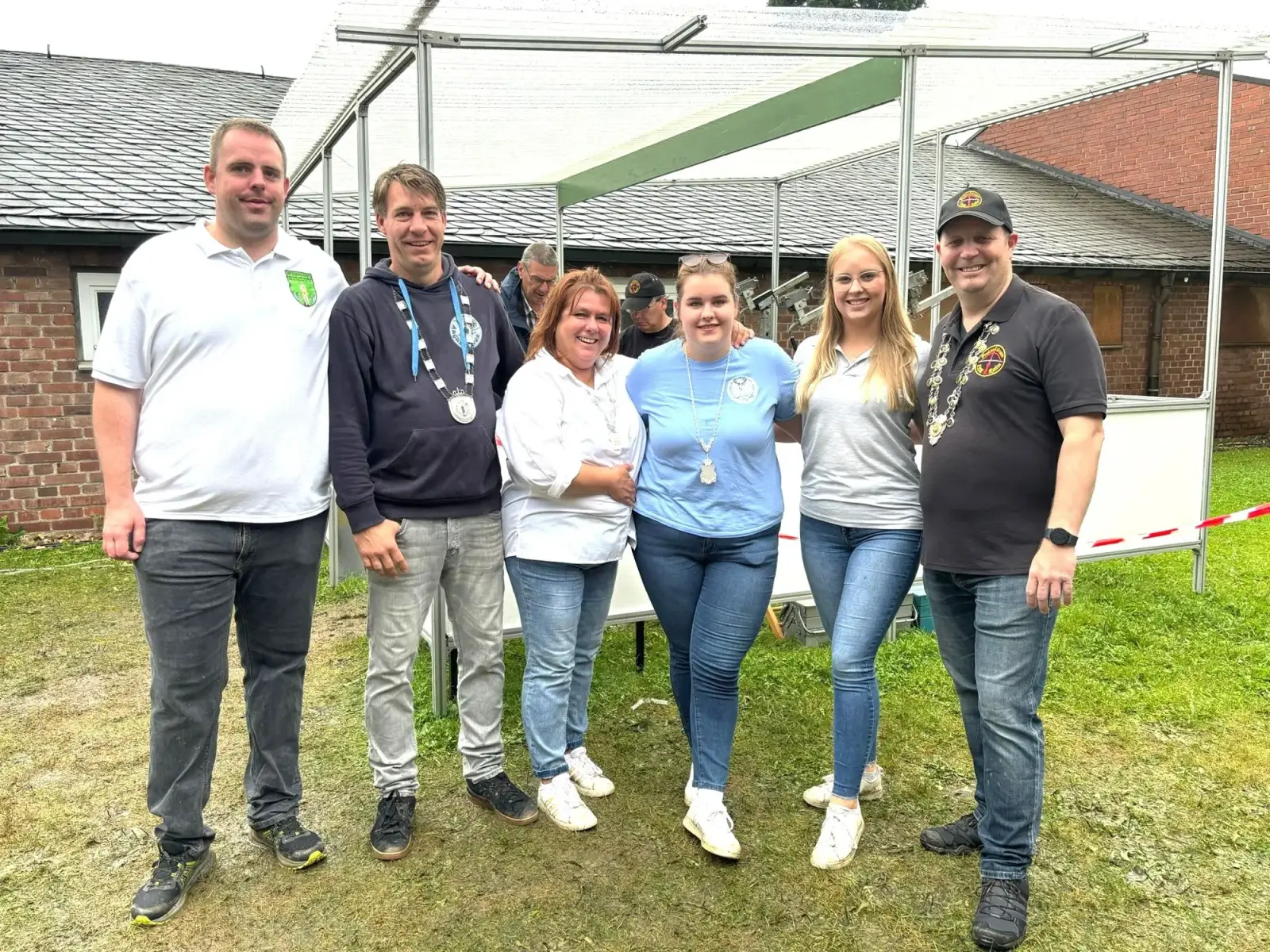 Die erfolgreichen Schützen des Sommerfestes (von links): Andreas Klinker, Henning Steil, Anita Kohlenbeck, Nina Kohlenbeck, Leonie und Andreas Koch. Auf dem Foto fehlt Phillip Eichler. Foto: Schützen Rahm