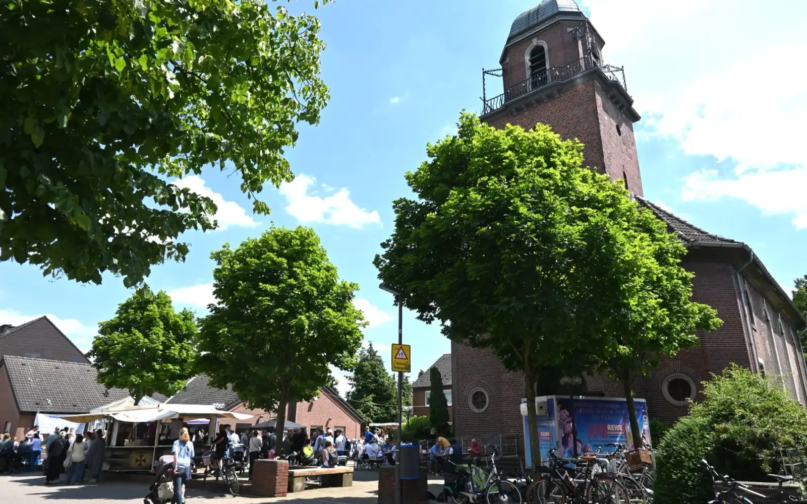Der Platz vor der Kirche Herz-Jesu in Serm war am Wochenende gut gefüllt – das Wetter spielte beim Gemeindefest bestens mit. Foto: sam