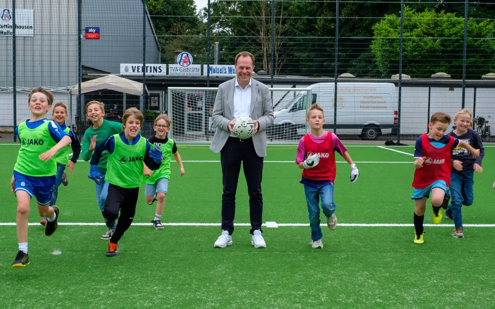 So muss es sein: Nachdem OB Dr. Keller das Spielfeld in Angermund offiziell eröffnet hatte, nahmen es die Nachwuchskicker aus dem Stadtnorden sogleich "in Besitz" © Landeshauptstadt Düsseldorf/Uwe Schaffmeister