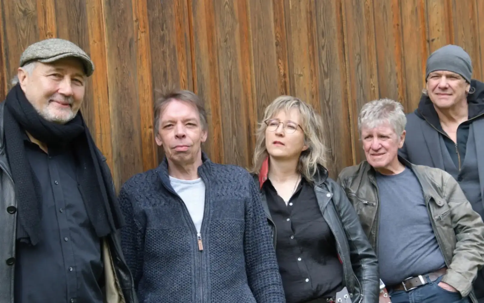 Die Musiker von Belsonics (Maurice Fingland - Gesang, Hakki Küsters - Lead Gitarre, Günther Rösler - Bass, Joachim Watzlawik - Schlagzeug, Anke Blum - Gitarre) nehmen Sie mit auf eine besondere musikalische Tour, Foto: MunDio