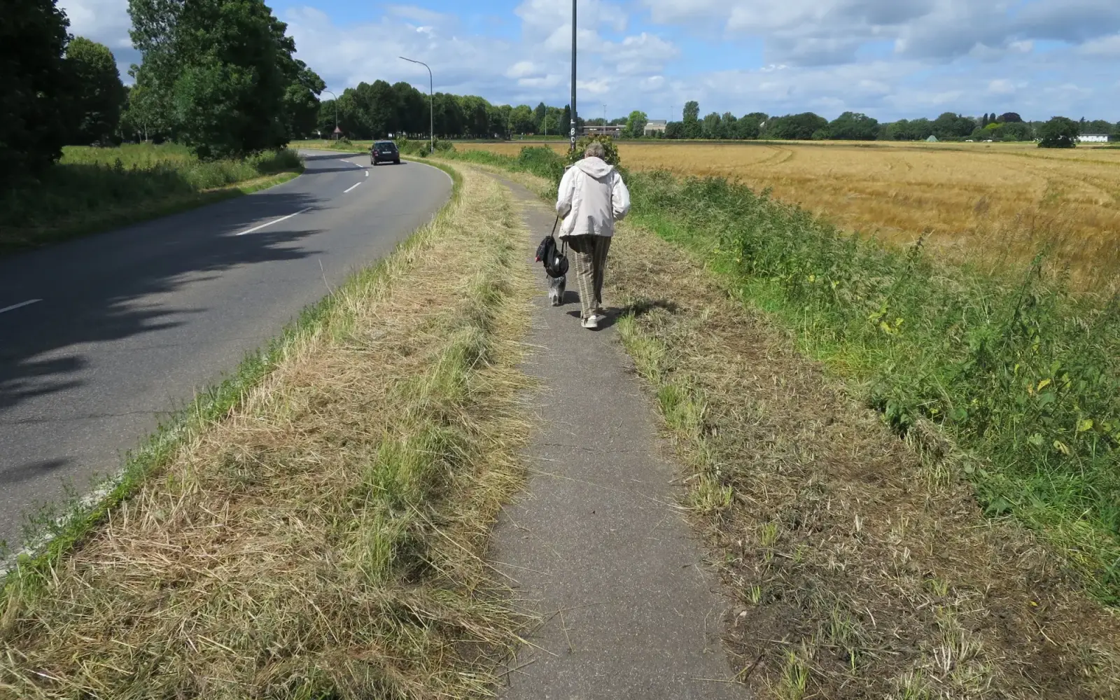 Auf dem Radweg entlang der Kalkumer Schlossallee muss bei Gegenverkehr immer einer absteigen. Foto: hs