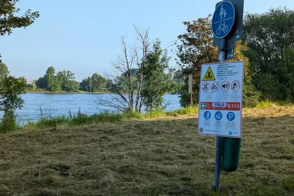 Lebensgefahr im Rhein: Feuerwehr Düsseldorf ersetzt zerstörte Warnschilder