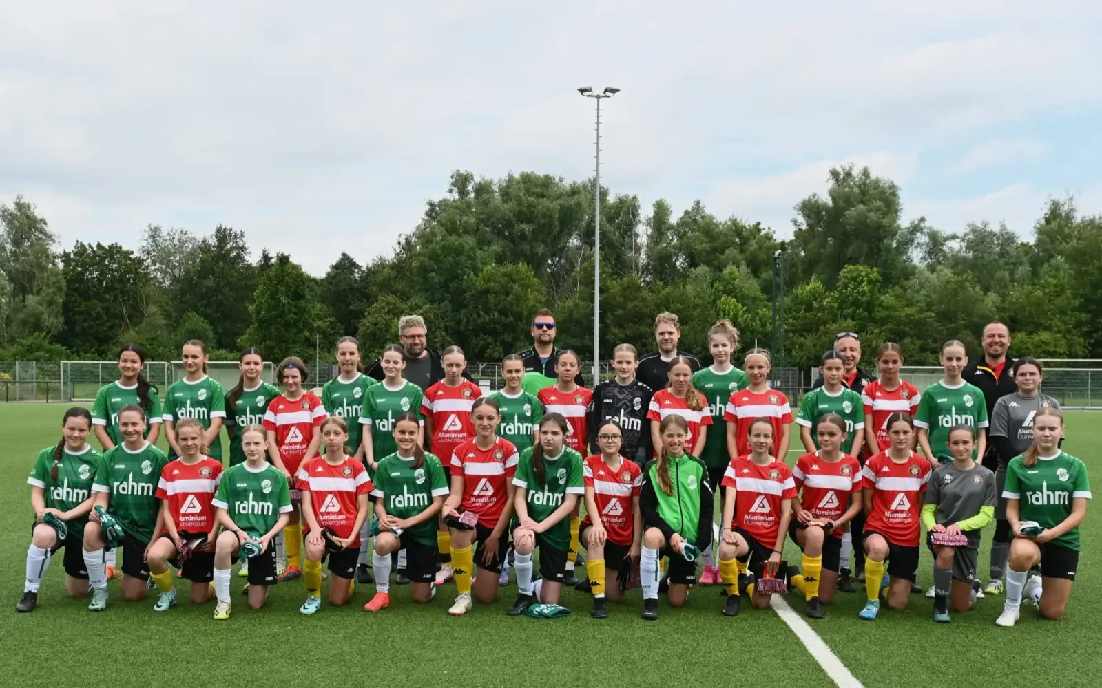 Ein gemeinsames Gruppenfoto der Mannschaften aus Calais und Duisburg. Foto: sam
