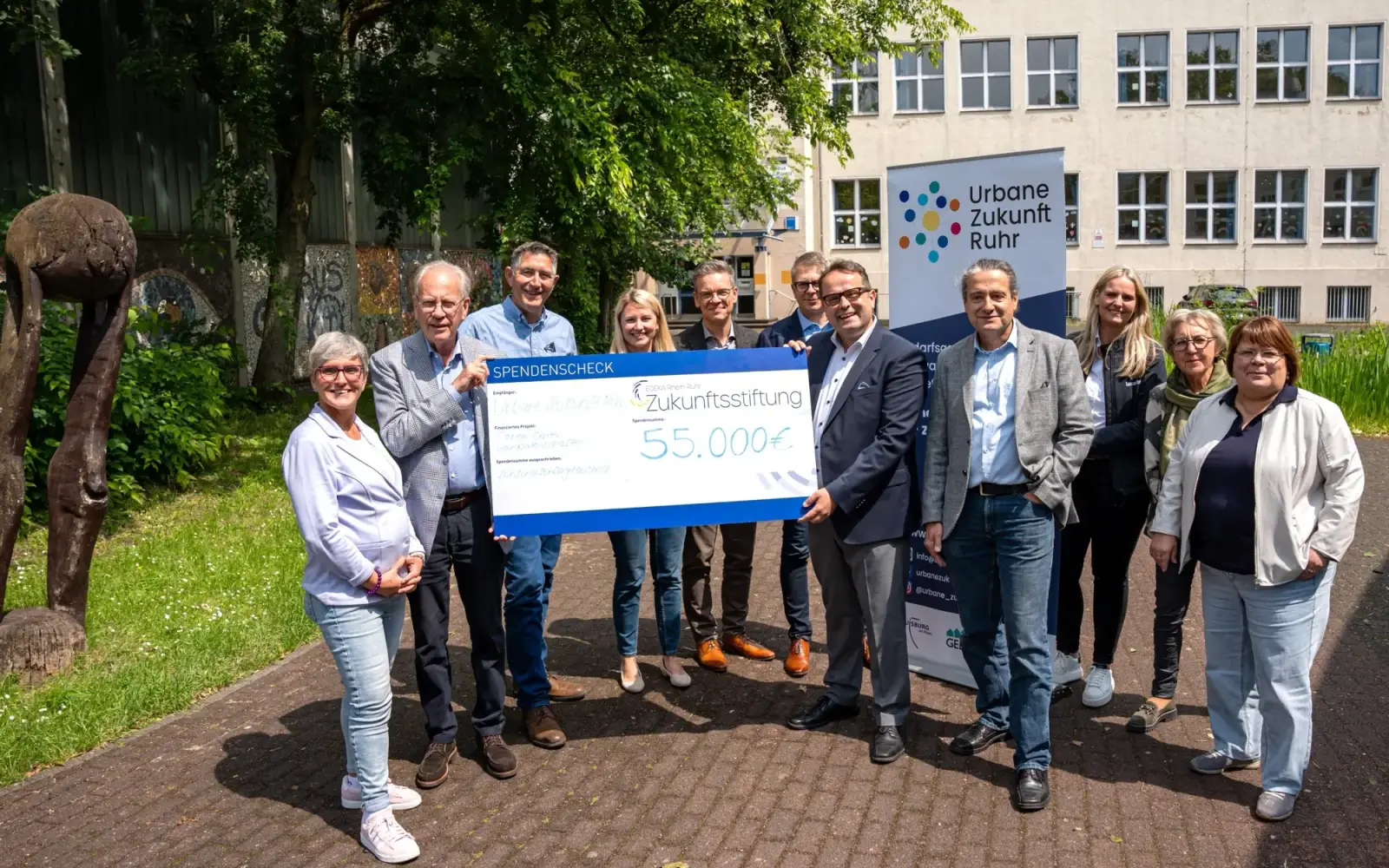 Das Stiftungsgremium der EDEKA Rhein-Ruhr Zukunftsstiftung freut sich mit Vertretern der Initiative Urbane Zukunft Ruhr, Bürgermeisterin Edeltraud Klabuhn (2. von rechts) und Lehrkräften über die Spende. Aus dem Duisburger Süden mit dabei: Andrea Ton