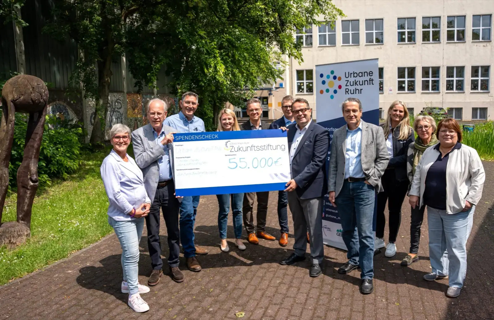 Das Stiftungsgremium der EDEKA Rhein-Ruhr Zukunftsstiftung freut sich mit Vertretern der Initiative Urbane Zukunft Ruhr, Bürgermeisterin Edeltraud Klabuhn (2. von rechts) und Lehrkräften über die Spende. Aus dem Duisburger Süden mit dabei: Andrea Ton