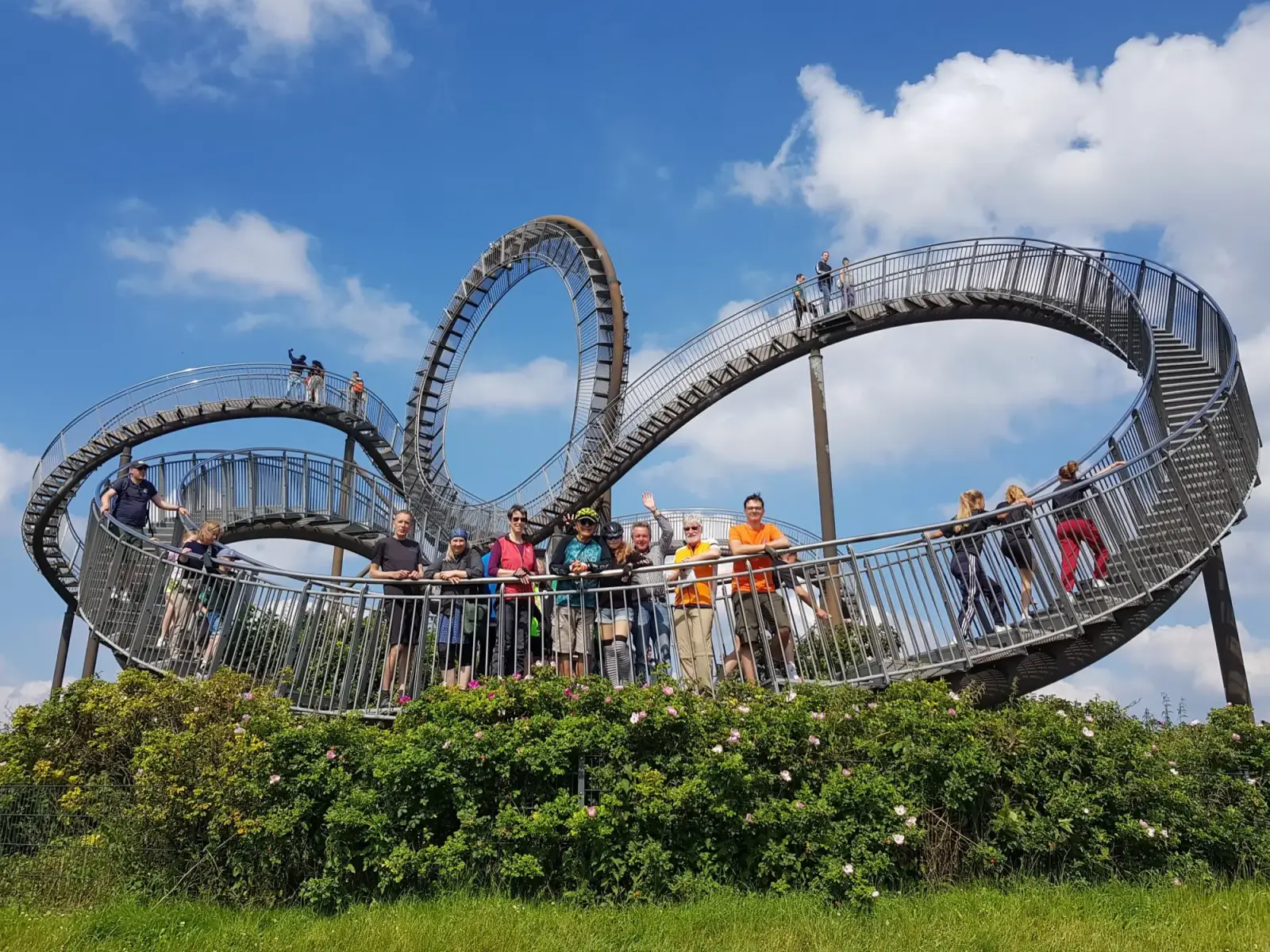 Teilnehmer der ADFC-Fahrradtour vor der Skulptur Tiger & Turtle in Duisburg. Foto: ADFC