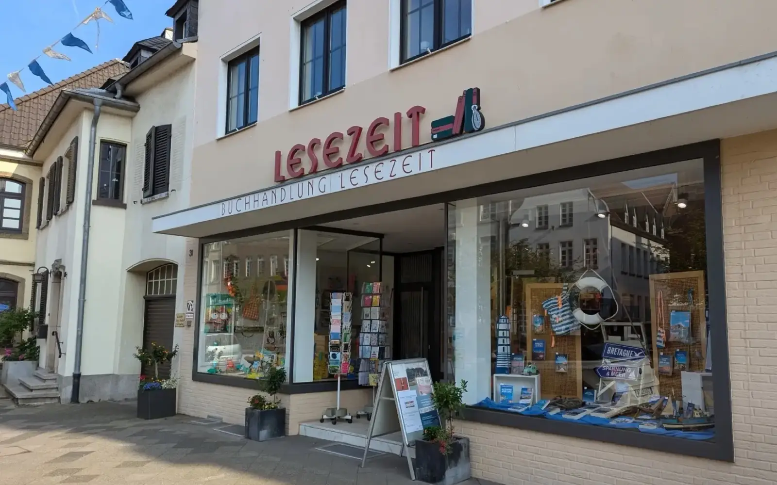 Die Buchhandlung LESEZEIT in Düsseldorf-Kaiserswerth, ein gemütlicher Ort zum Schmökern und Verweilen, lädt mit ihrer idyllischen Terrasse zum entspannten Lesen ein. Foto: ah