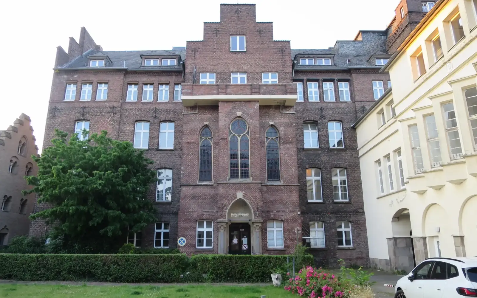 Front des Haupthauses im ehemaligen Marienkrankenhausgelände. Foto: hs