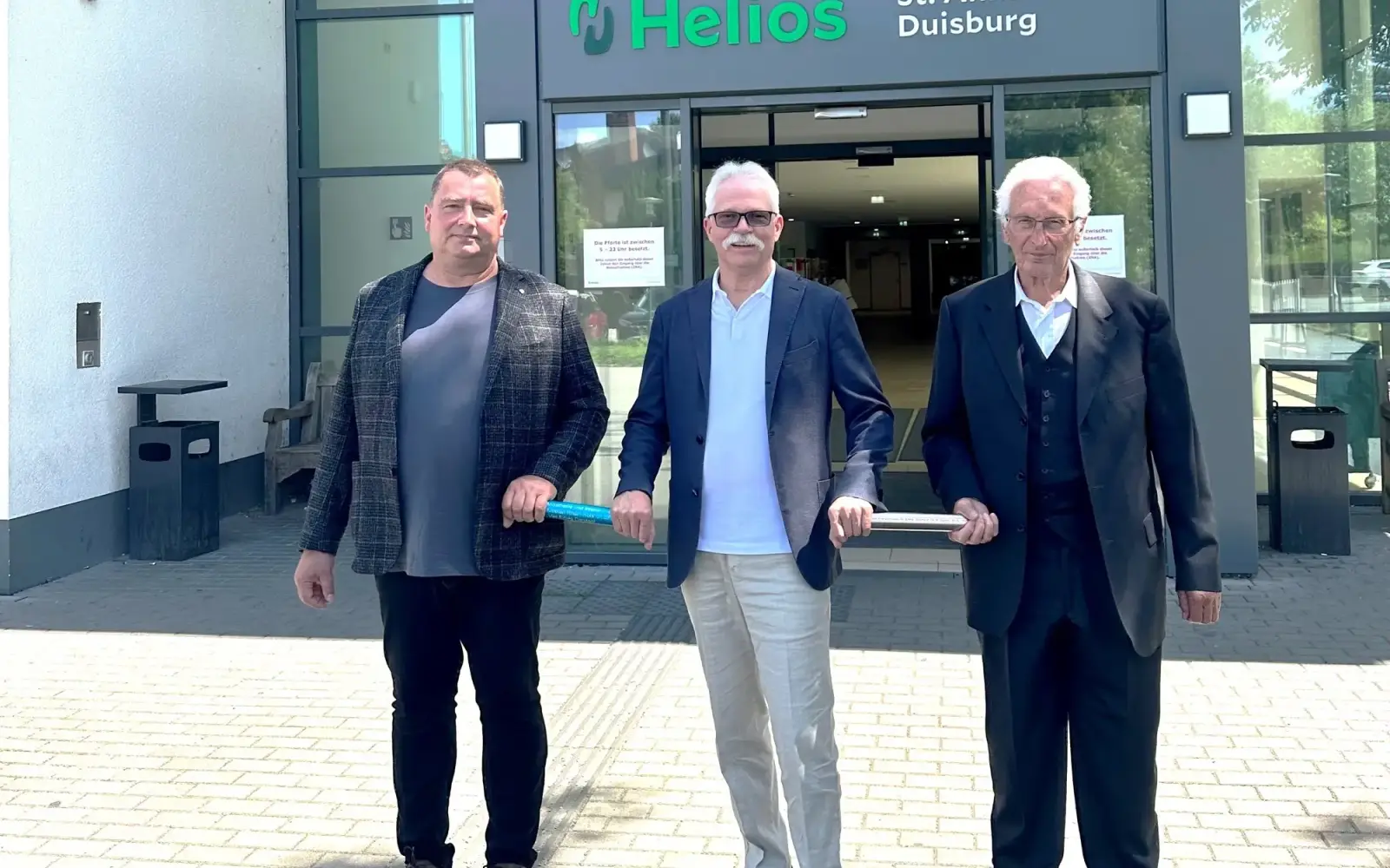 Bei der Staffelübergabe in der St. Anna Klinik in Huckingen (von links): Dr. med. Carsten Krabs (neuer Chefarzt Anästhesie und Intensivmedizin), sein Vorgänger Dr. med. Rainer Sadra sowie dessen Vorgänger, Dr. med. Gerhard Andree. Foto: Helios Rhein-
