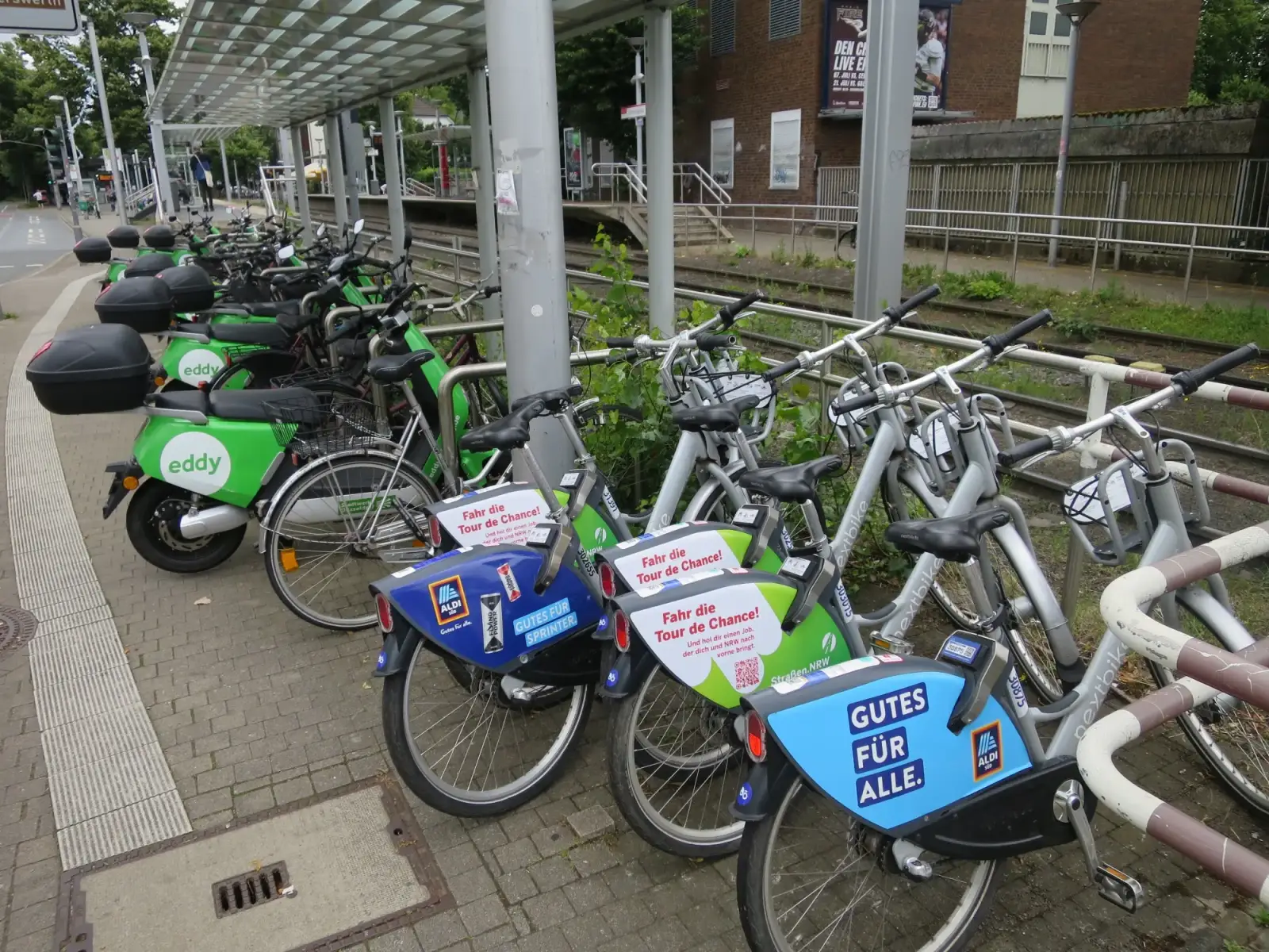 Derzeit nehmen am Klemensplatz E-Scooter und Leihfahrräder Abstellplätze für Fahrräder in Anspruch. Foto: hs