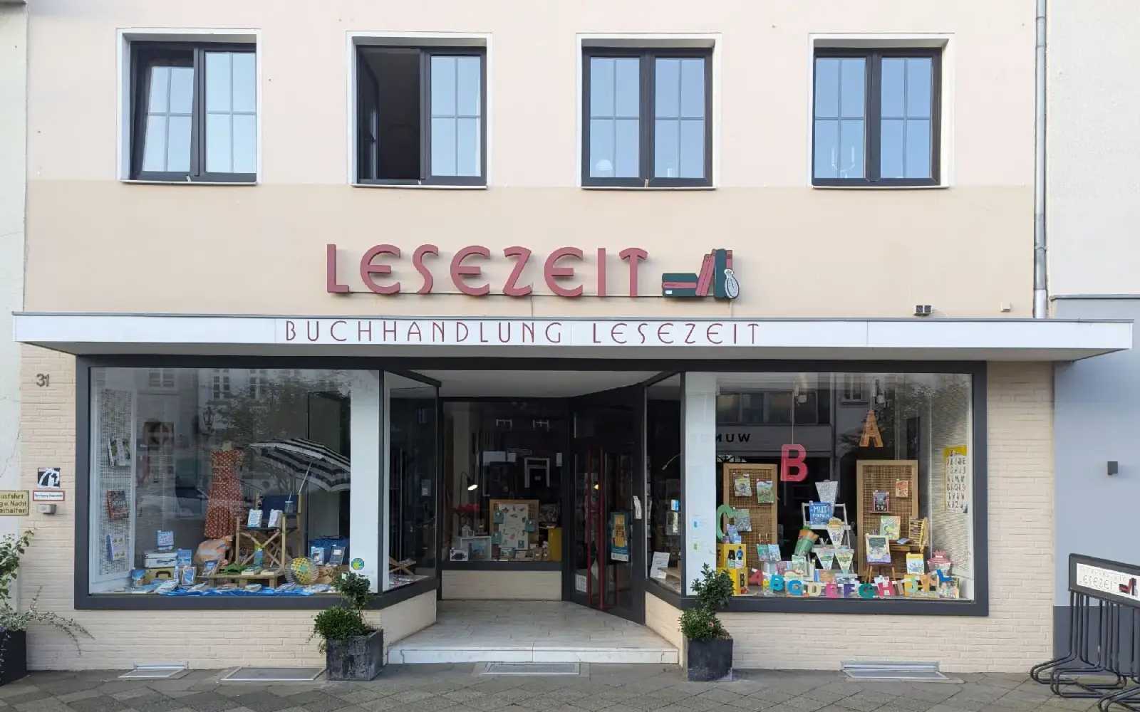 Die Buchhandlung Lesezeit am Kaiserswerther Markt bleibt bestehen und wird ab April 2025 unter dem Namen „Lesezeit by Thalia“ weitergeführt.