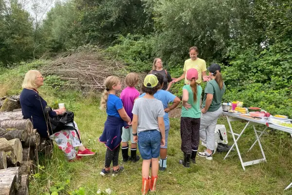 Kinder erkunden das Spee-Biotop in Kaiserswerth
