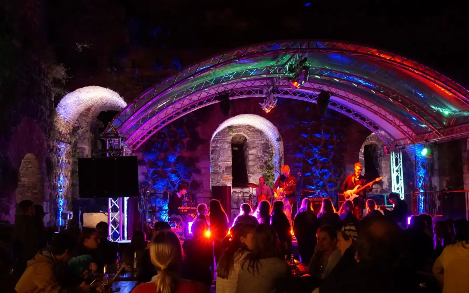 Stimmungsvolles Ambiente bei Nacht: Die beleuchtete Bühne des Kaiserpfalz Open Airs bietet jungen Musikern eine besondere Atmosphäre für ihre Auftritte. Foto: Slyzz.me