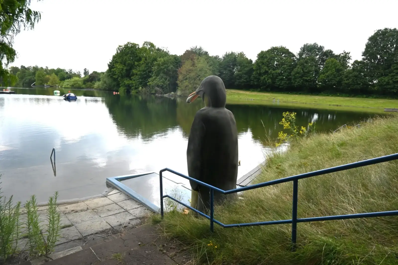 Einsam und verlassen steht der Pinguin im Freibad Großenbaum in diesem Sommer – wegen des hohen Grundwasserstandes konnte das Freibad in diesem Jahr nicht geöffnet werden. Foto: sam