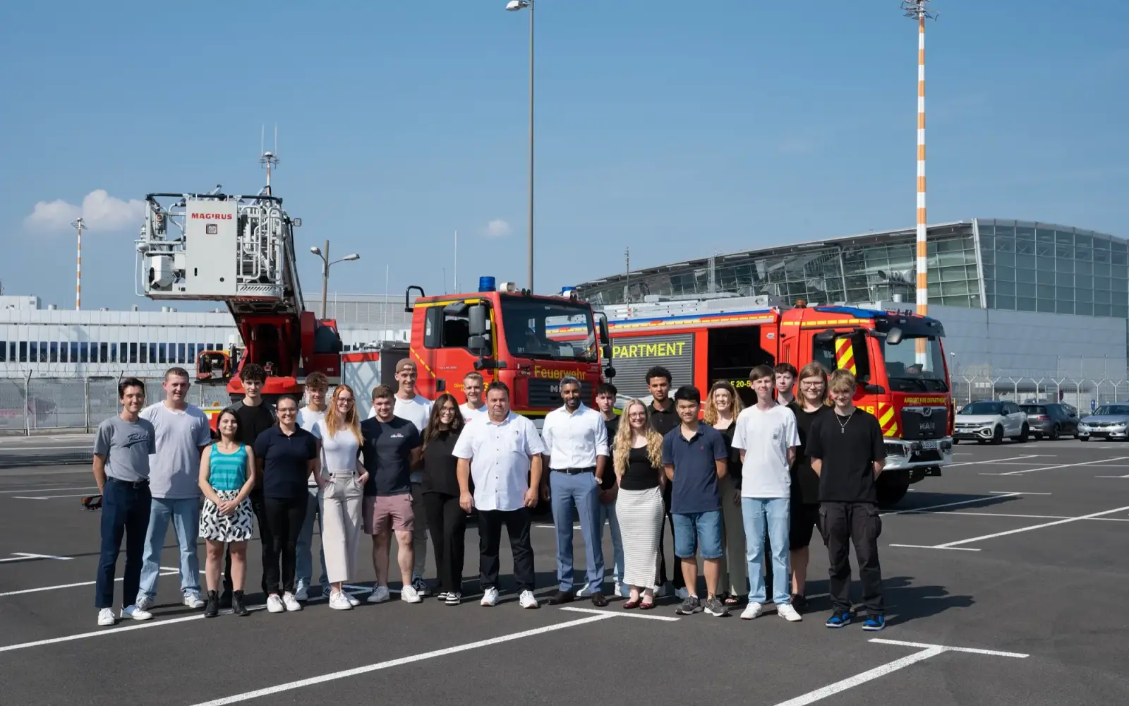 Pradeep Pinakatt, Geschäftsführer und Arbeitsdirektor des Düsseldorfer Airports, hat heute gemeinsam mit dem Betriebsratsvorsitzenden Thomas Klima 21 neue Azubis und duale Studenten am Düsseldorfer Airport begrüßt. Foto: Flughafen Düsseldorf / Caroli
