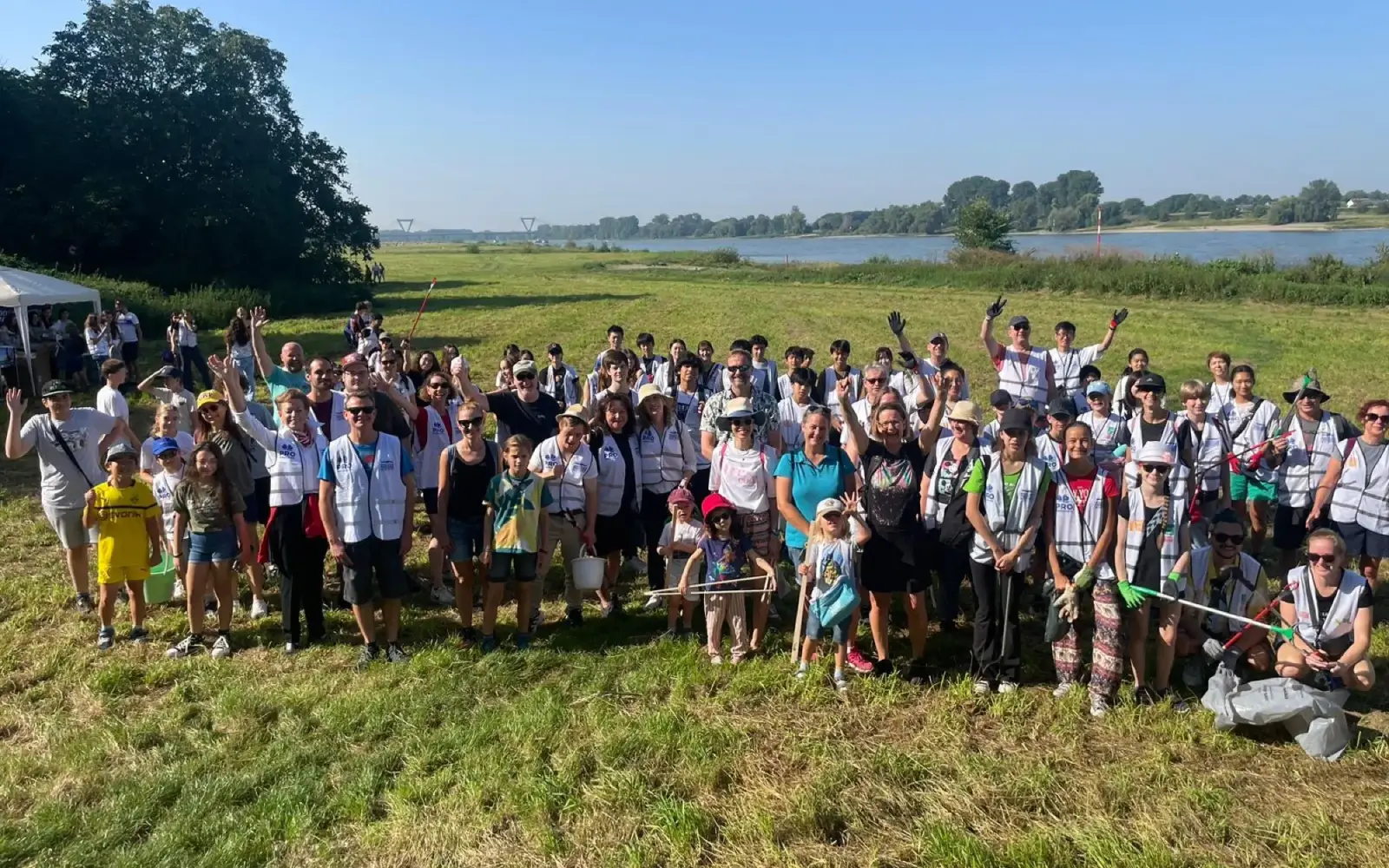 Das engagierte Team der Internationalen Schule Düsseldorf, des Judoclubs Kaiserswerth, der GK und viele weitere Helfer freuen sich auf den Rhine Cleanup in Kaiserswerth. Foto: Alexandra Stoffel