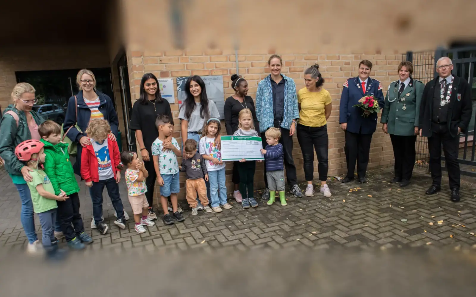 Über die 2.000-Euro-Spende der St. Sebastianus Bruderschaft Wittlaer freuten sich (v.r.): Arnold Jahn (Schriftführer), Melanie Nühlen (stellv. Schriftführerin), Julia Gotzes (Tambourcorps), Anika Buntrock (stellv. Leiterin der KiTa), Nina Knaudt (Erz