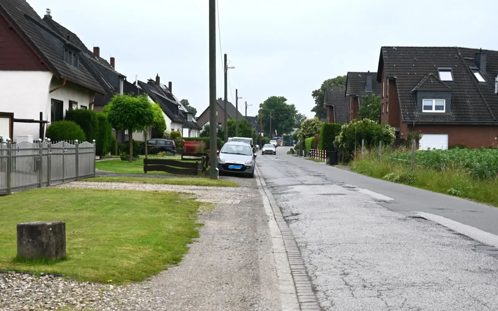 Gegen den Willen vieler Anlieger soll die Sermer Straße in Mündelheim bald ausgebaut werden. Foto: sam