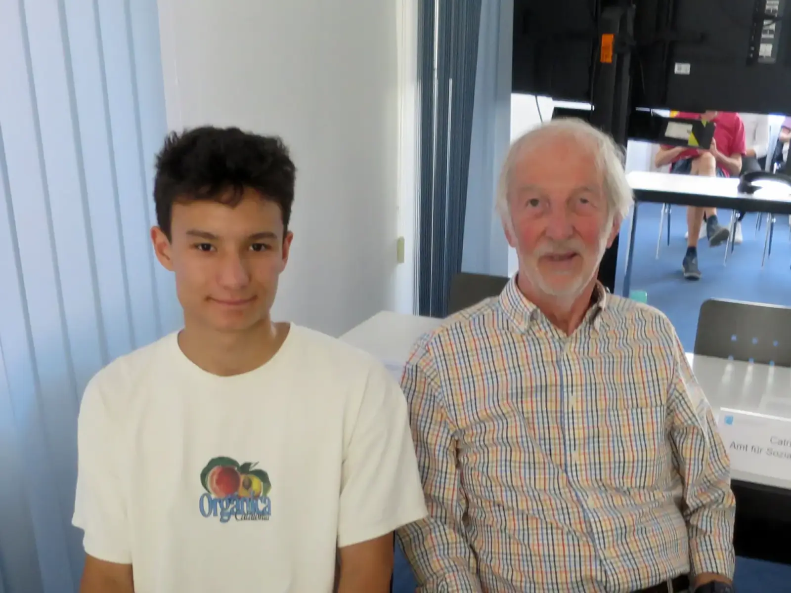 Jugendrat Liam Ingenfeld und Seniorenrat Prof. Dr. Norbert Müller im Sitzungssaal der Bezirksvertretung 5 im Kaiserswerther Rathaus. Foto hs