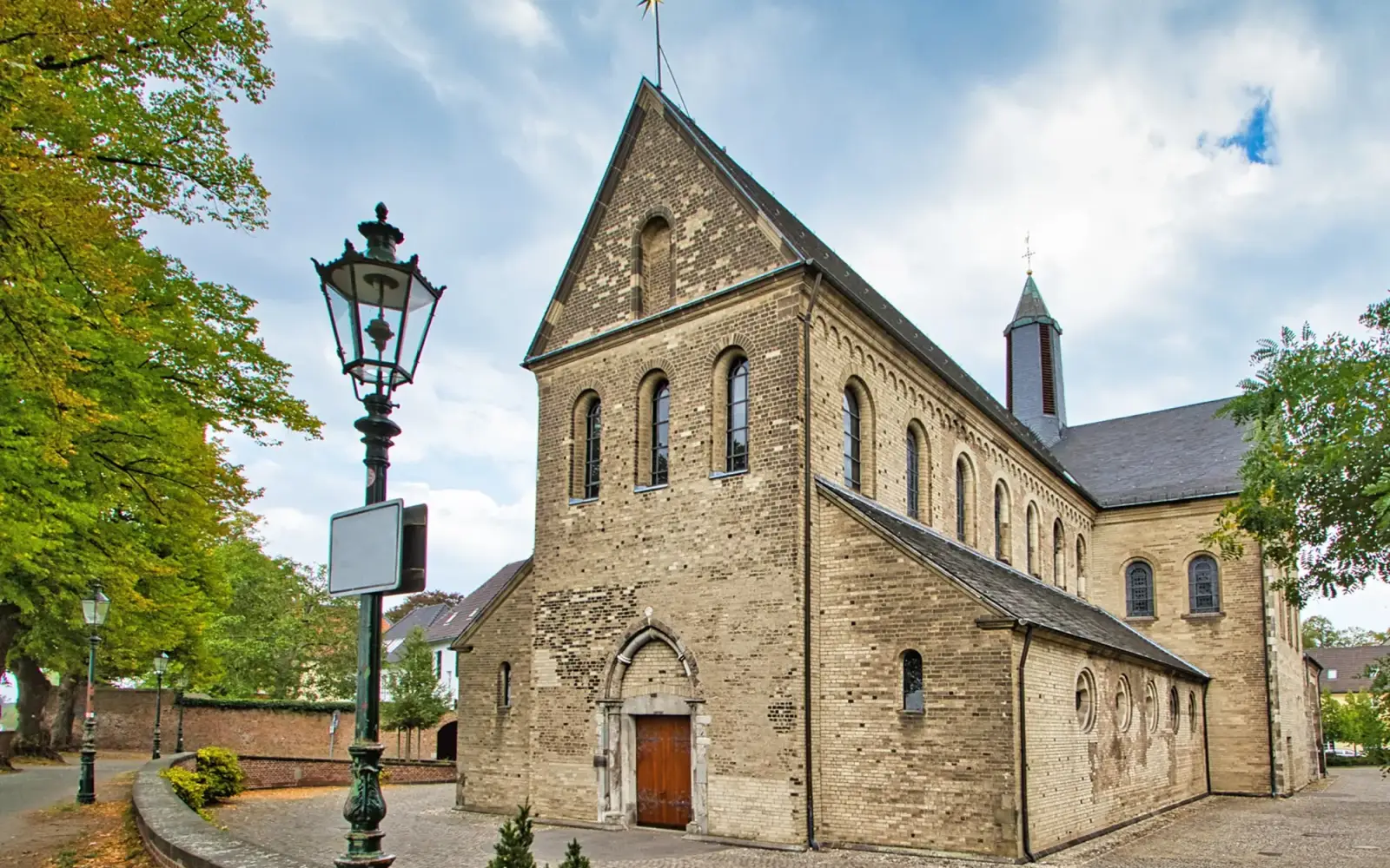 Die St.-Suitbertus-Basilika in Kaiserswerth ist Pfarrkirche für den gesamten Düsseldorfer Norden. Foto: Lilly Urbaschek