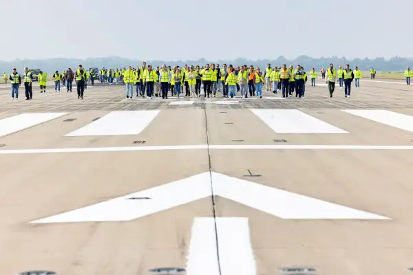 FOD-Walk auf der Nordbahn: Flughafen Düsseldorf stärkt Sicherheitskultur und Zusammenarbeit