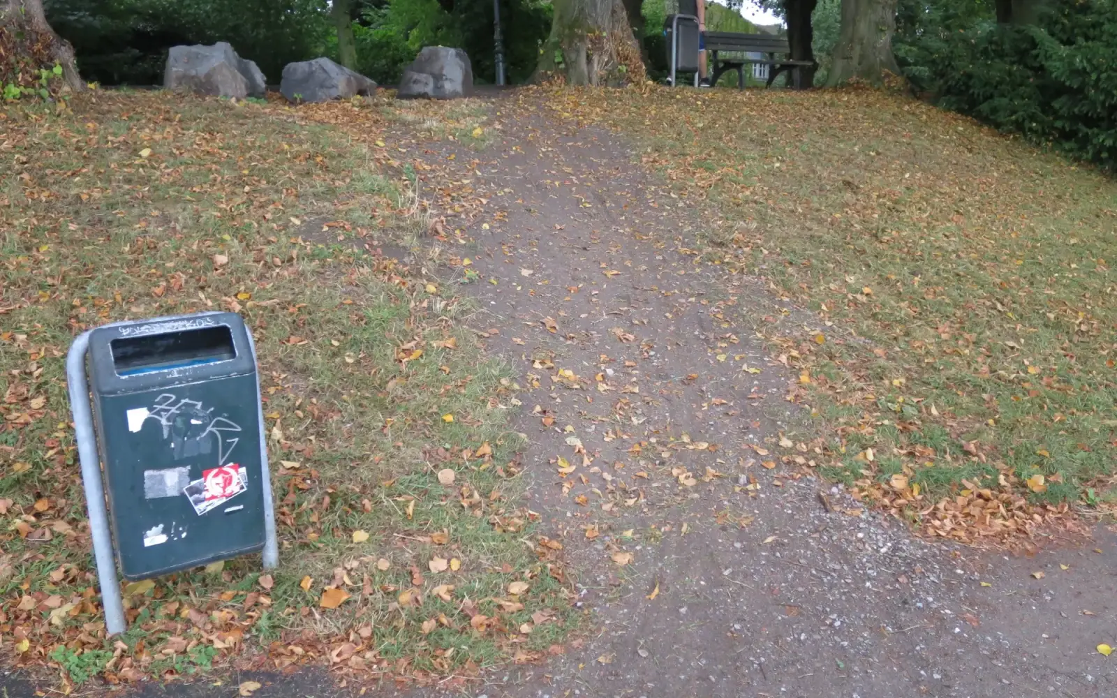 Der schnelle Weg für Radler über die Deichböschung auf den Burgwall. Foto: hs