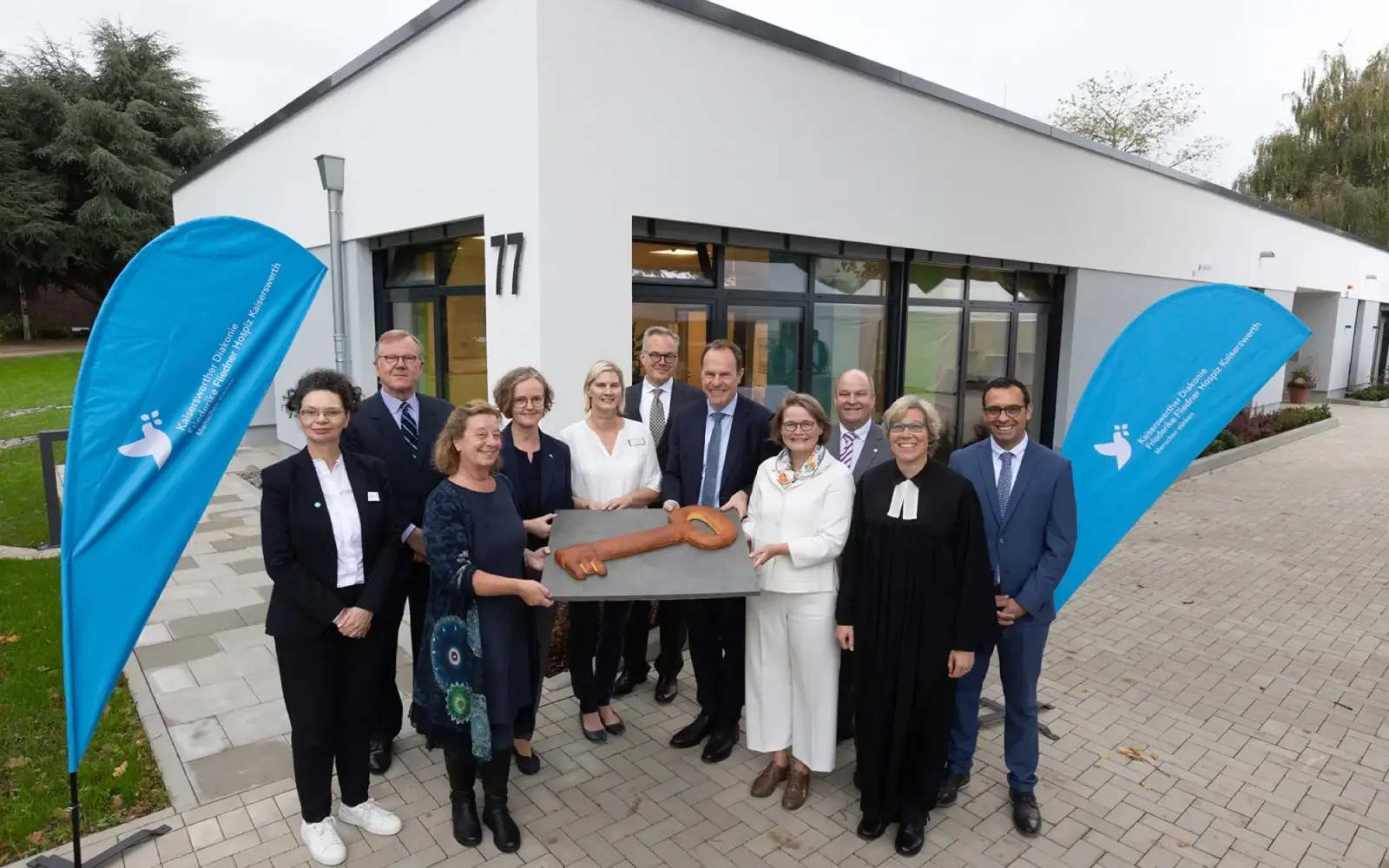 Süße Schlüsselübergabe für das neu eröffnete Friederike Fliedner Hospiz Kaiserswerth (von links): Christine Taylor (Leitung Fundraising), Georg Kulenkampff (Kuratoriumsvorsitzender), Claudia Witte (Bereichsleitung), Elisabeth Siemer (Einrichtungsleit