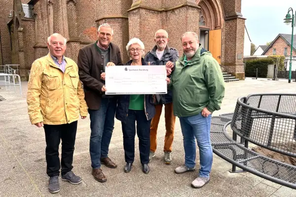 Bürgerverein Huckingen spendet Geld für Kirchvorplatz