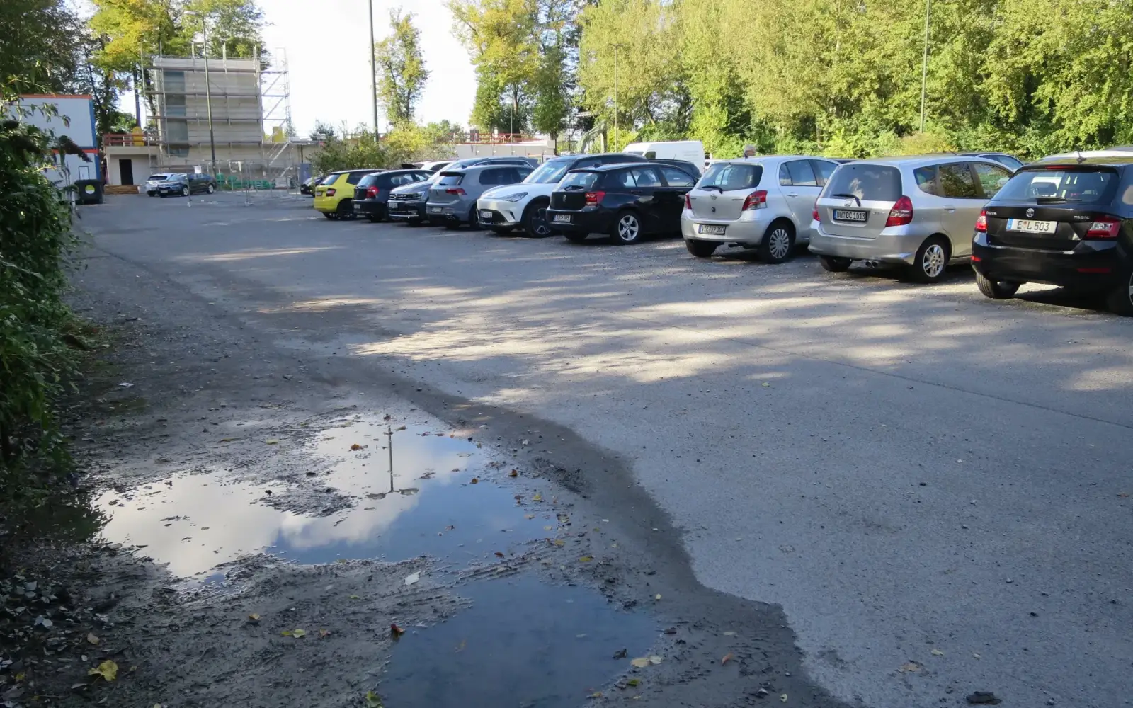 Der Parkplatz an St. Swidbert wird wie eine „ungestaltete Brachfläche“ empfunden, ist aber ein Eingangstor zum Ausflugs- und Einkaufsziel Kaiserswerth. Foto: hs