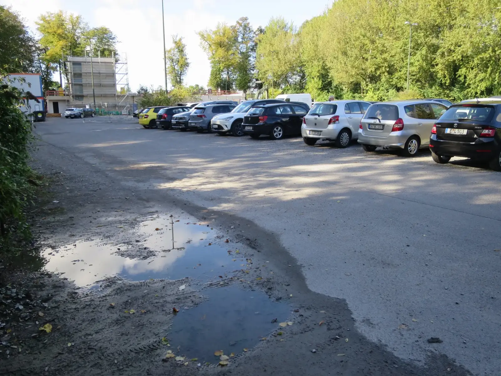 Der Parkplatz an St. Swidbert wird wie eine „ungestaltete Brachfläche“ empfunden, ist aber ein Eingangstor zum Ausflugs- und Einkaufsziel Kaiserswerth. Foto: hs