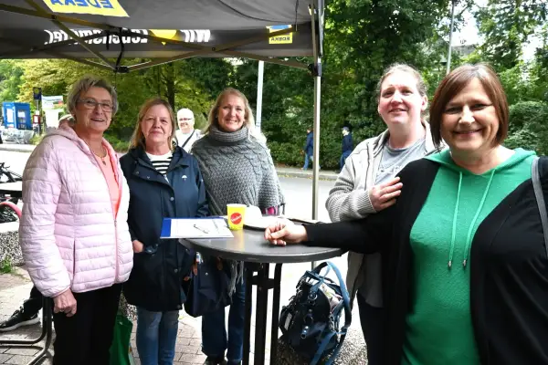Mit Waffeln und Bratwürstchen: Abschied vom Edeka-Markt in Rahm