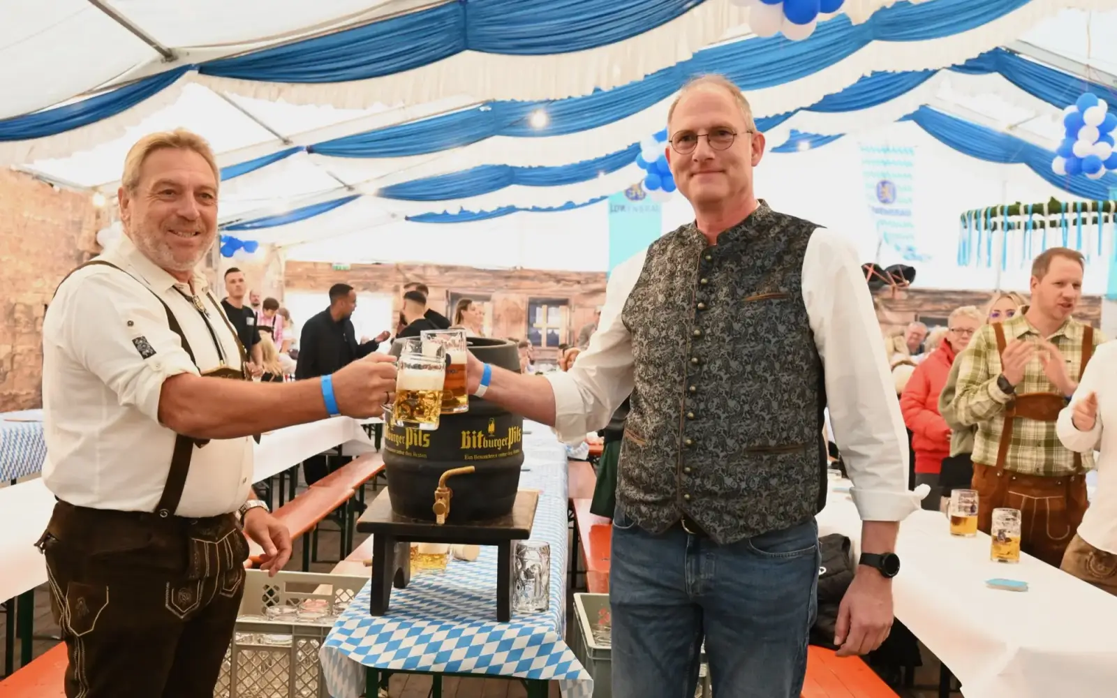 Schützenkönig Uwe Kessel (links) und Karnevalsprinz Roman I. (Meeßen) brauchten nicht lange, bis das Oktoberfestbier lief. Foto: sam