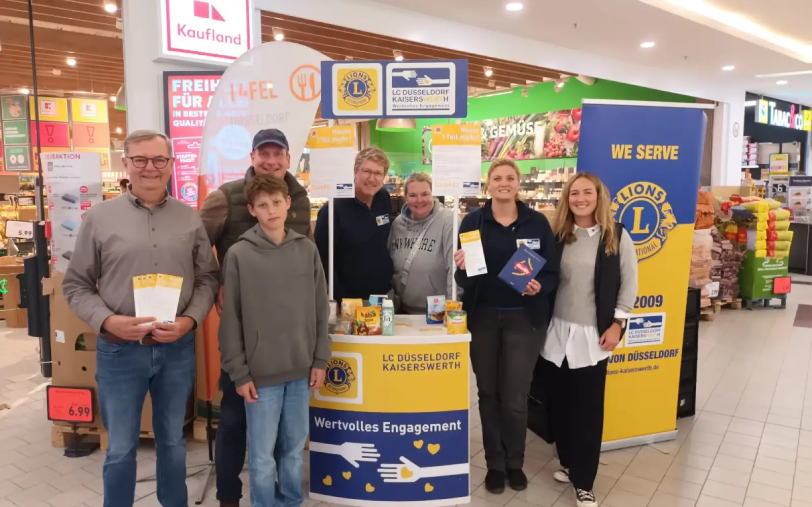 Mitglieder des Lions Club Düsseldorf-Kaiserswerth sammeln am Stand im Einkaufszentrum Derendorf Spenden für die Düsseldorfer Tafel. Foto: Lions Club Kaiserswerth