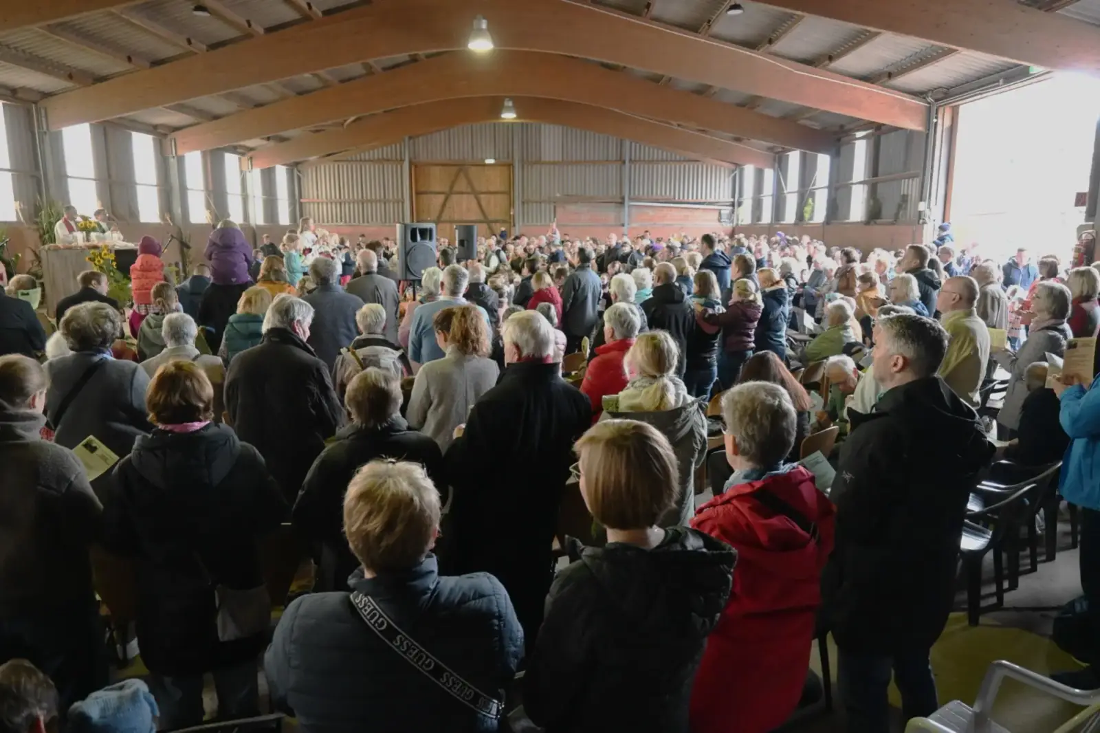 Zahlreiche Gemeindeglieder feierten gemeinsam in der großen Scheune des Ellerhofs das Erntedankfest. Es wurden Spenden für die Duisburger Tafel gesammelt. Foto: sam