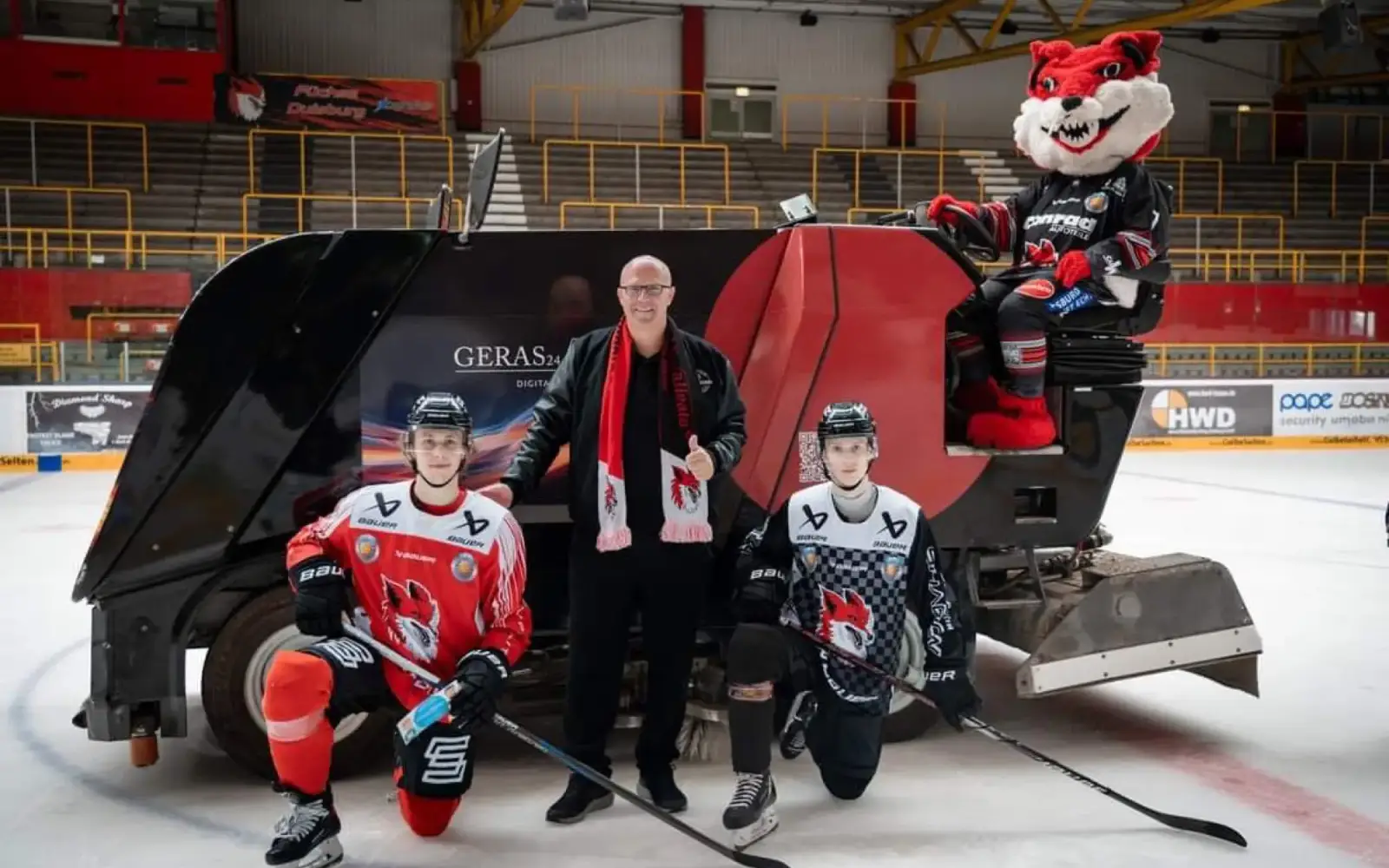 Zwei Füchse-Spieler, Torsten te Paß und das Maskottchen Manni vor der Eismaschine in der Duisburger Eishalle. Foto: privat