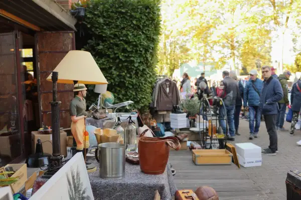 Trödelmarkt begeistert Besucher in Kaiserswerth