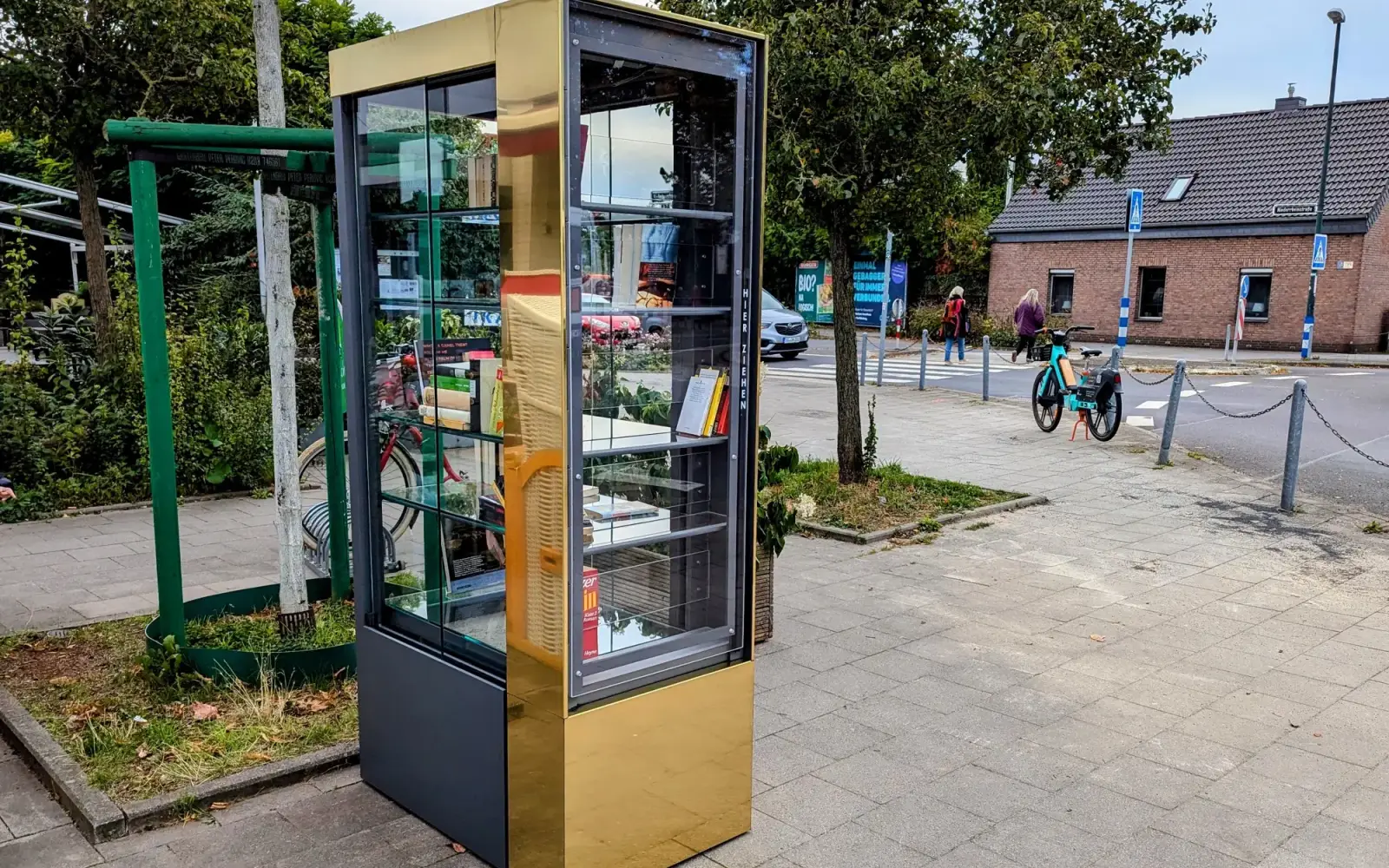 Der neue Bücherschrank in Lohausen lädt zum Büchertausch und Schmökern ein. Foto: ah