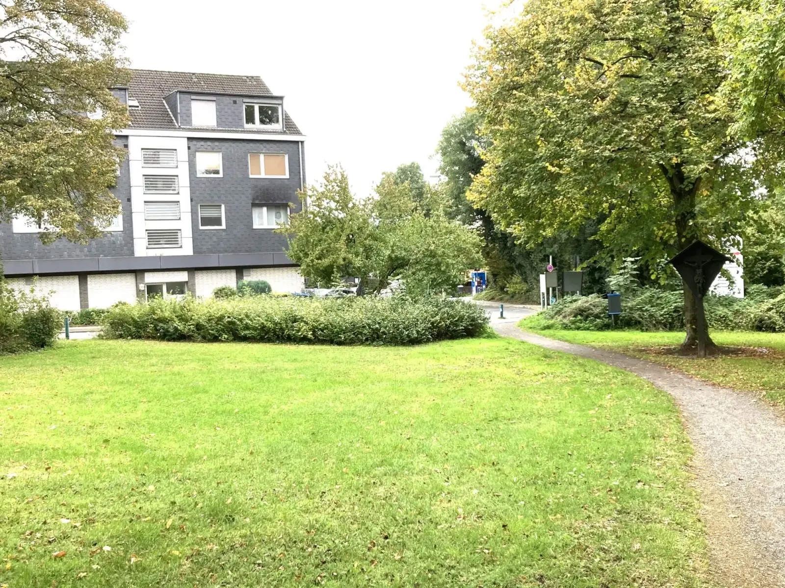 Eignet sich diese Parkanlage in Rahm für ein Lebensmittelgeschäft? EDEKA Rhein-Ruhr sagt Ja, die Stadt Duisburg Nein. Foto: sam