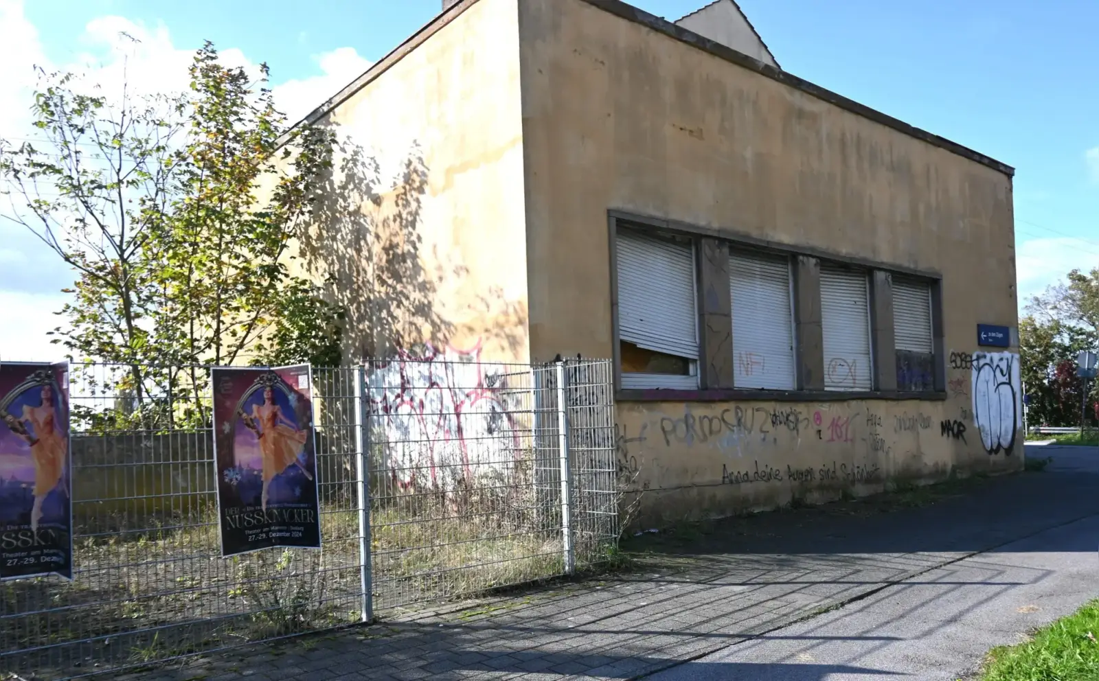 Der ehemalige Bahnhof Wedau ist mittlerweile ein Lost Place. Wenn er abgerissen ist, soll hier ein neues Feuerwehr-Gerätehaus mit Rettungswache gebaut werden. Foto: sam