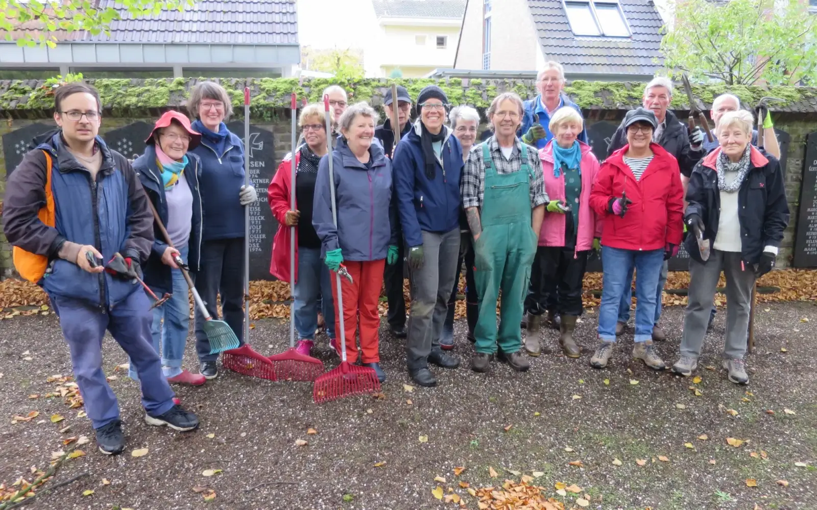 Die fleißigen Ehrenamtlichen bei der herbstlichen Grabpflege 2024 auf dem Diakonissenfriedhof in Kaiserswerth. Foto: hs