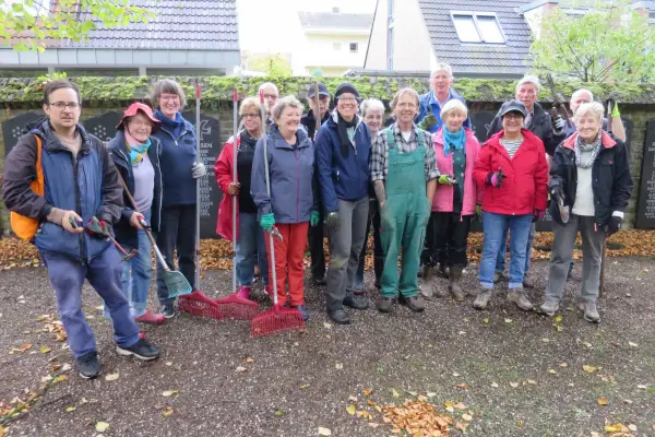 Herbstliche Grabpflege auf dem Diakonissenfriedhof