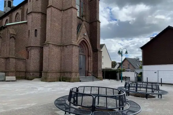 Neu gestalteter Kirchplatz wird in Huckingen eingeweiht