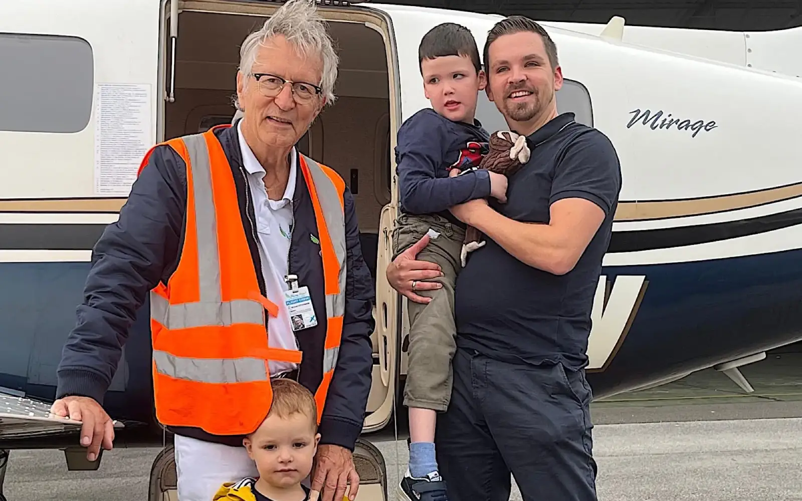 Pilot und Familie vor einem Flugzeug von Flying Hope e.V., bereit für einen kostenfreien Transport zu einer wichtigen Behandlung. Foto: Flying Hope